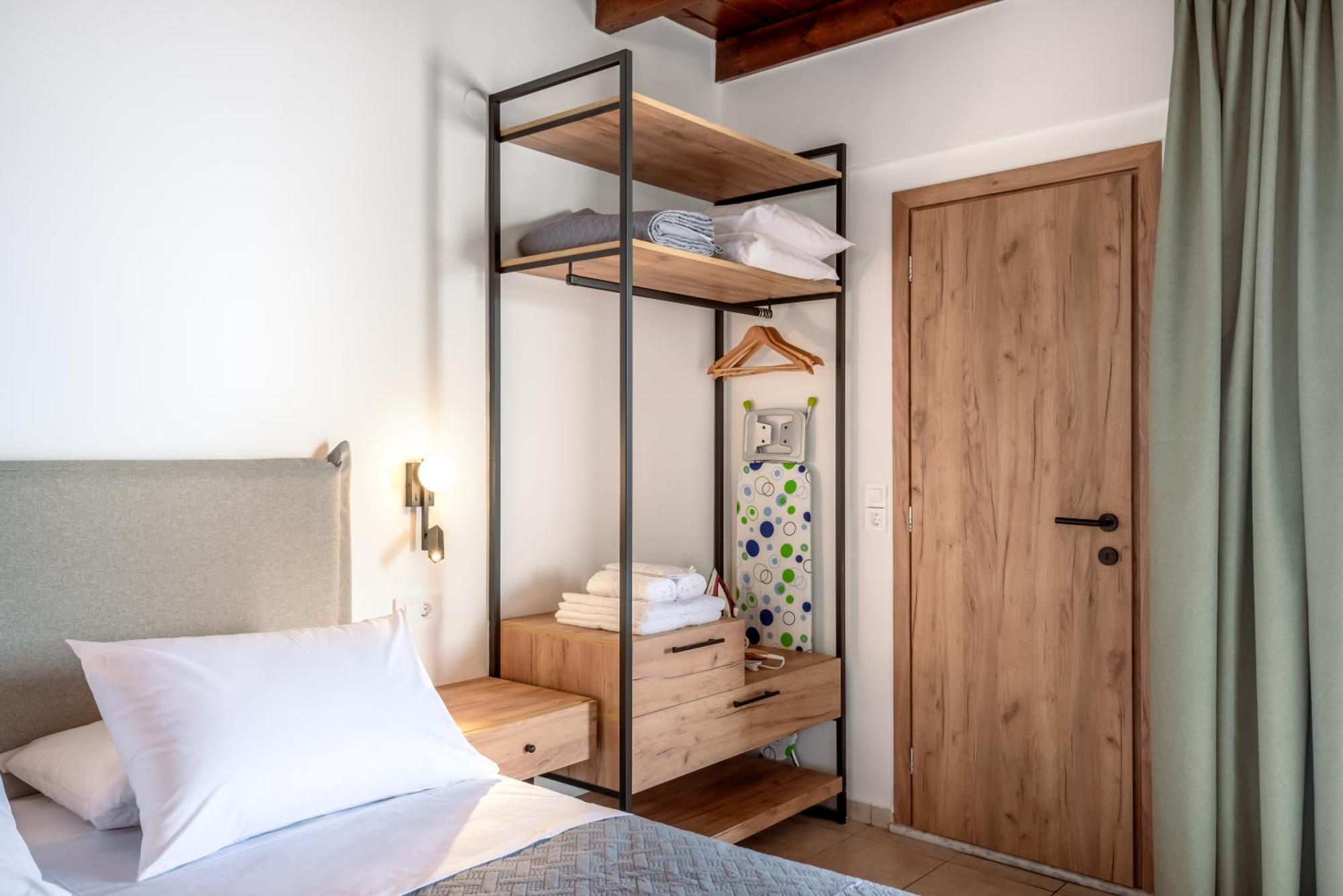 Superb Apartments Kriaras Sea View In Sfakia Khóra Sfakíon Buitenkant foto